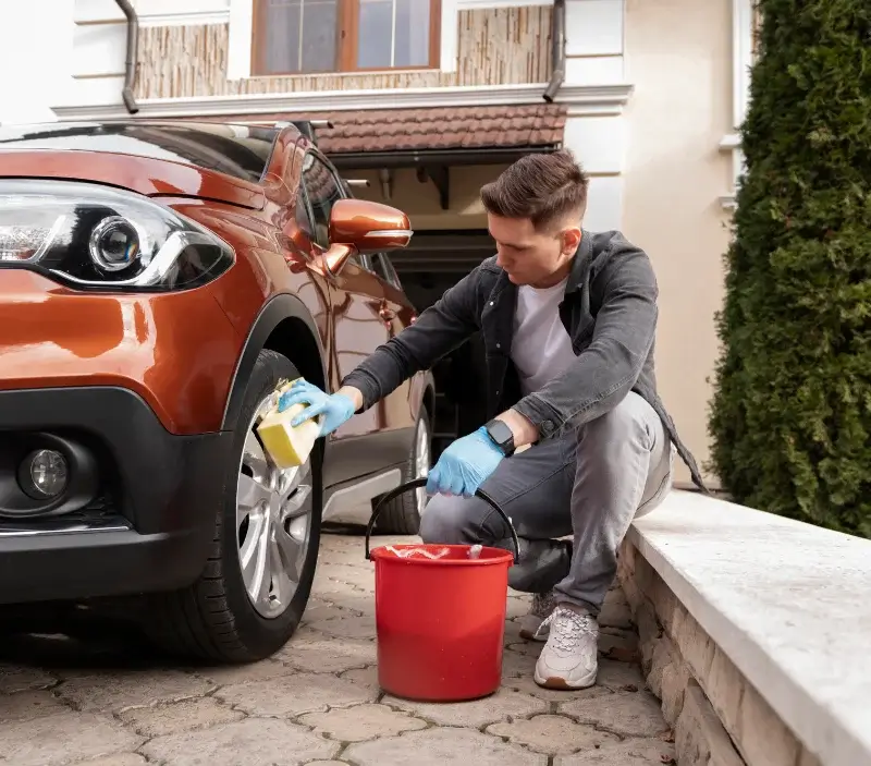 Lavage auto à domicile Oust-Marest : professionnel intervenant sur un véhicule